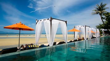Piscine extérieure, parasols de plage, chaises longues