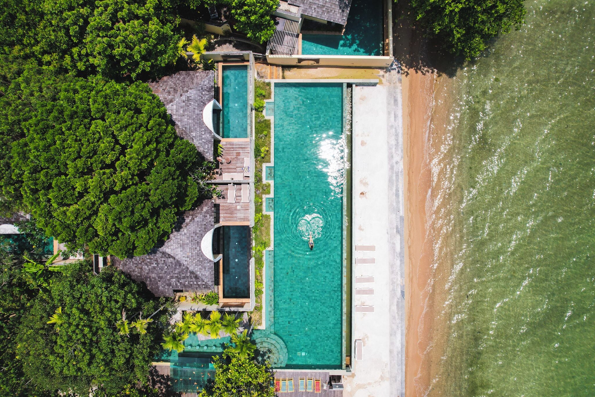 Hồ bơi ngoài trời, dù/ô trên bãi biển/hồ bơi, ghế dài tắm nắng 