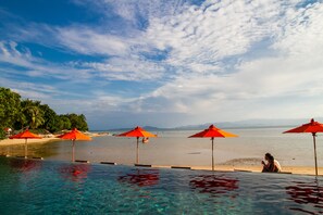 Piscine extérieure, parasols de plage, chaises longues