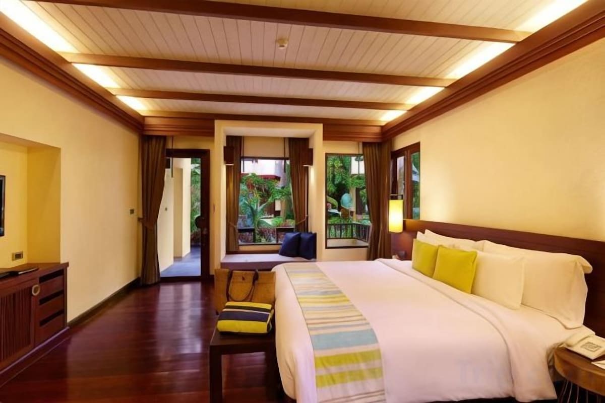 Egyptian cotton sheets, premium bedding, minibar, in-room safe