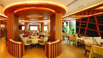 2 restaurantes; se sirve cocina internacional