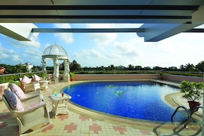 Piscina a l'aire lliure i para-sols