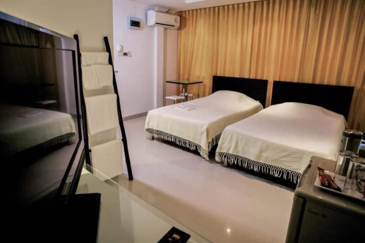 In-room safe, desk, free WiFi