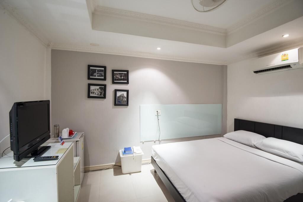 In-room safe, desk, free WiFi