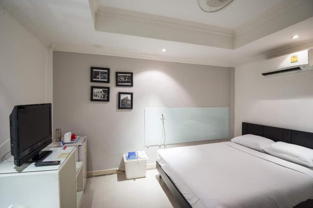 In-room safe, desk, free WiFi