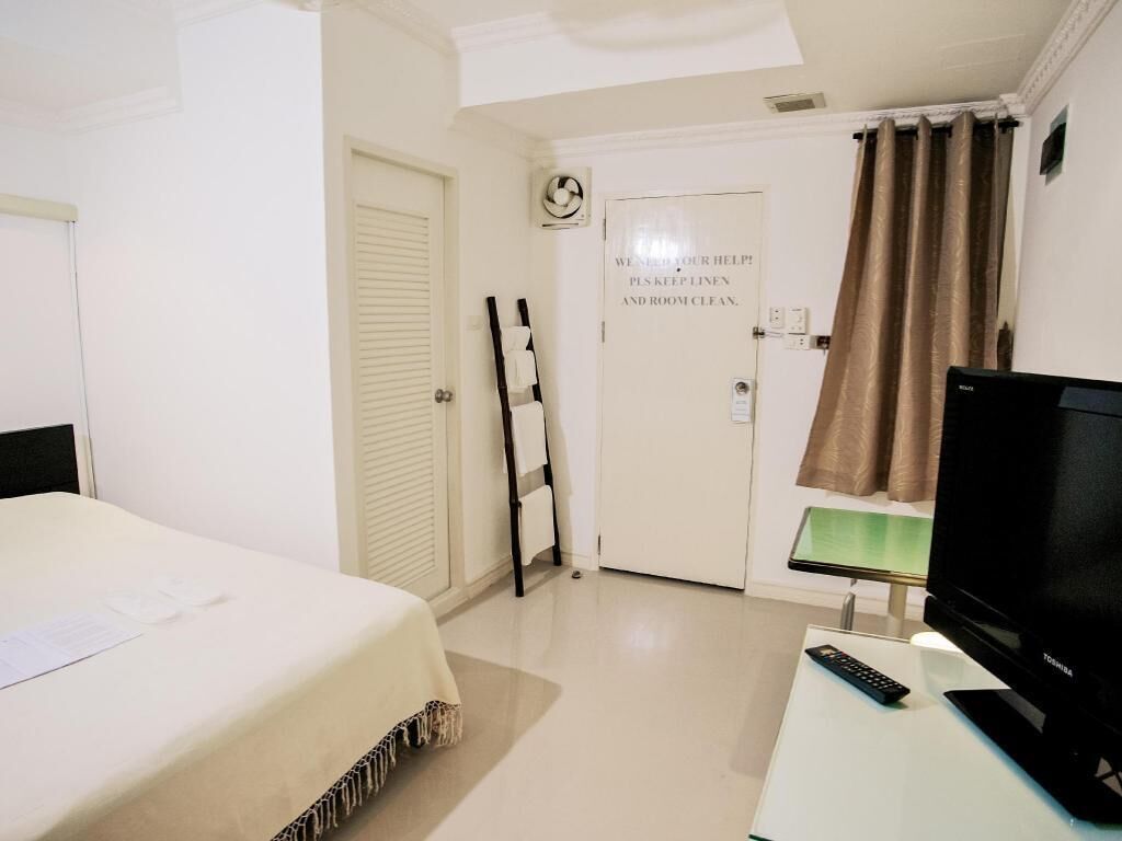 In-room safe, desk, free WiFi