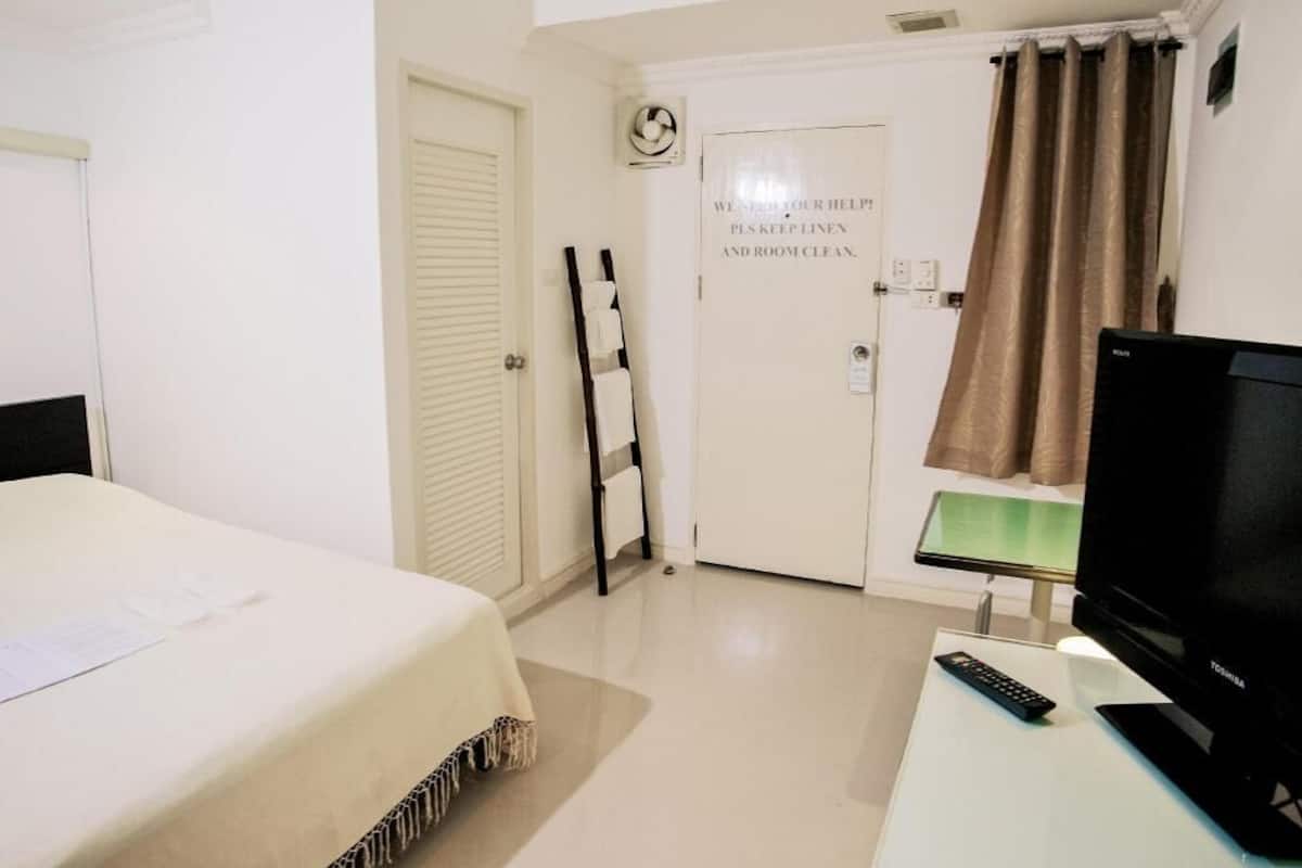 In-room safe, desk, free WiFi