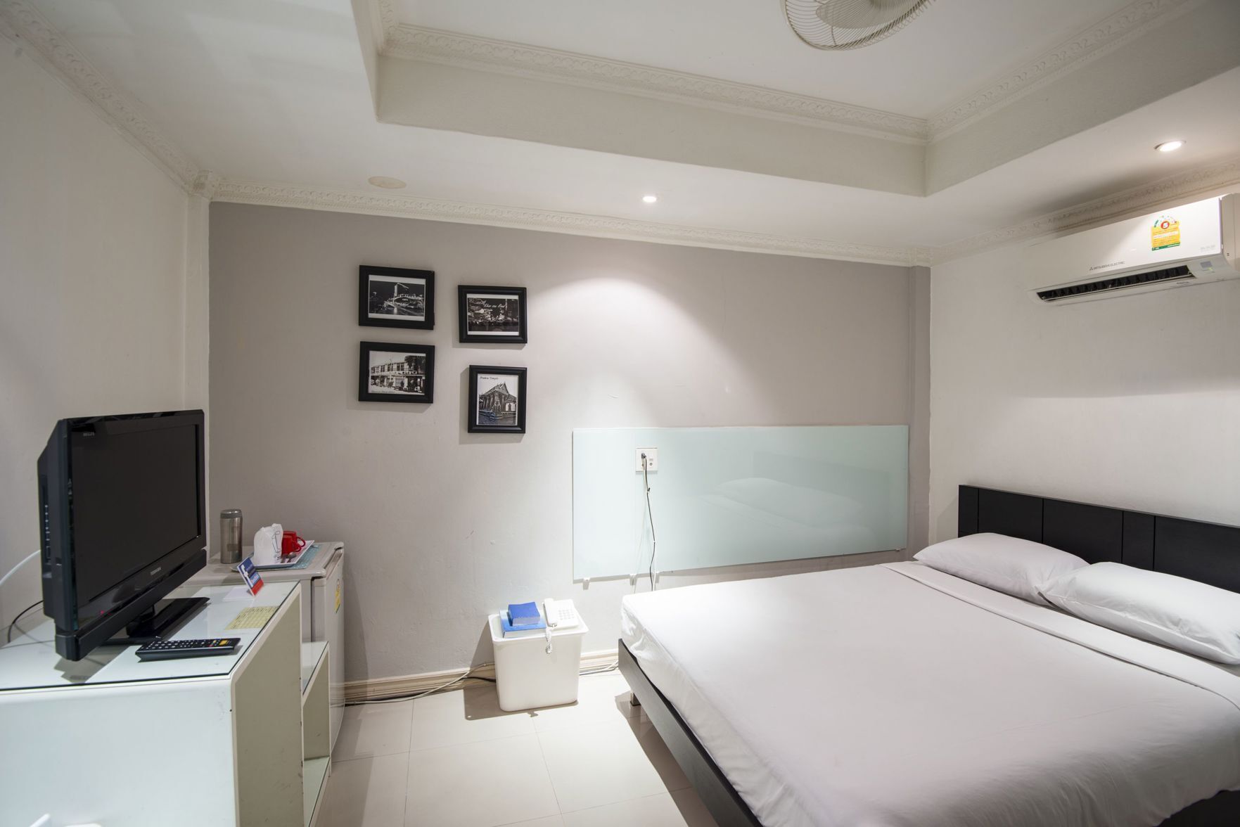 In-room safe, desk, free WiFi