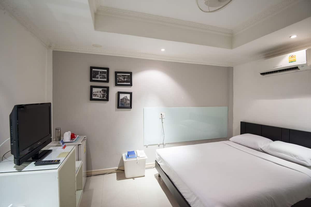 In-room safe, desk, free WiFi