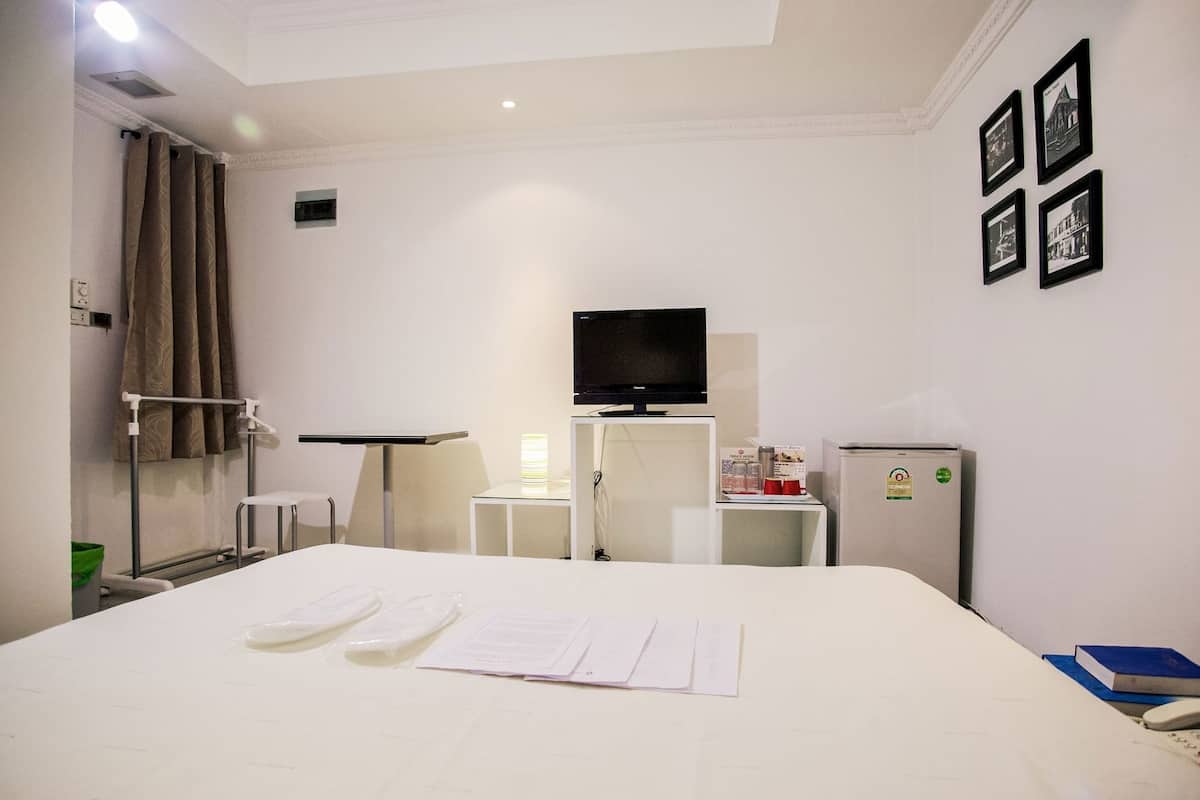 In-room safe, desk, free WiFi