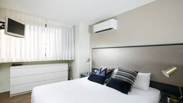 Dúplex, 1 habitación, balcón, vista parcial al mar | 1 habitación, decoración personalizada, muebles diferentes y escritorio