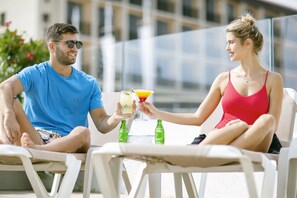 Seasonal outdoor pool, pool umbrellas - Marine Heights Suites (Herzliya)