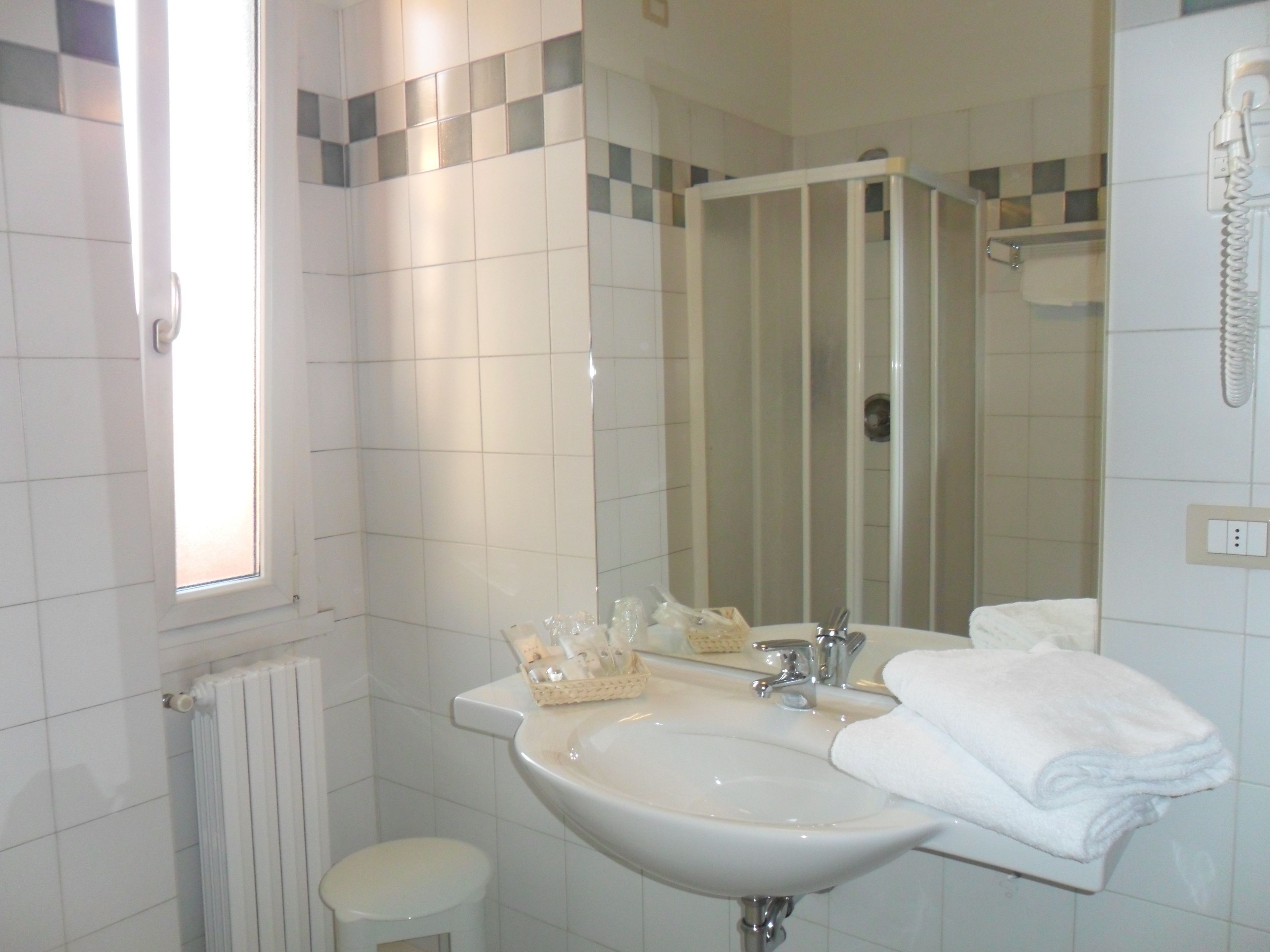classic triple room | bathroom | separate bathtub and shower, rainfall showerhead, free toiletries