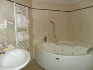Classic Double Room Single Use | Bathroom | Separate bathtub and shower, rainfall showerhead, free toiletries - Hotel Riviera (Segrate)