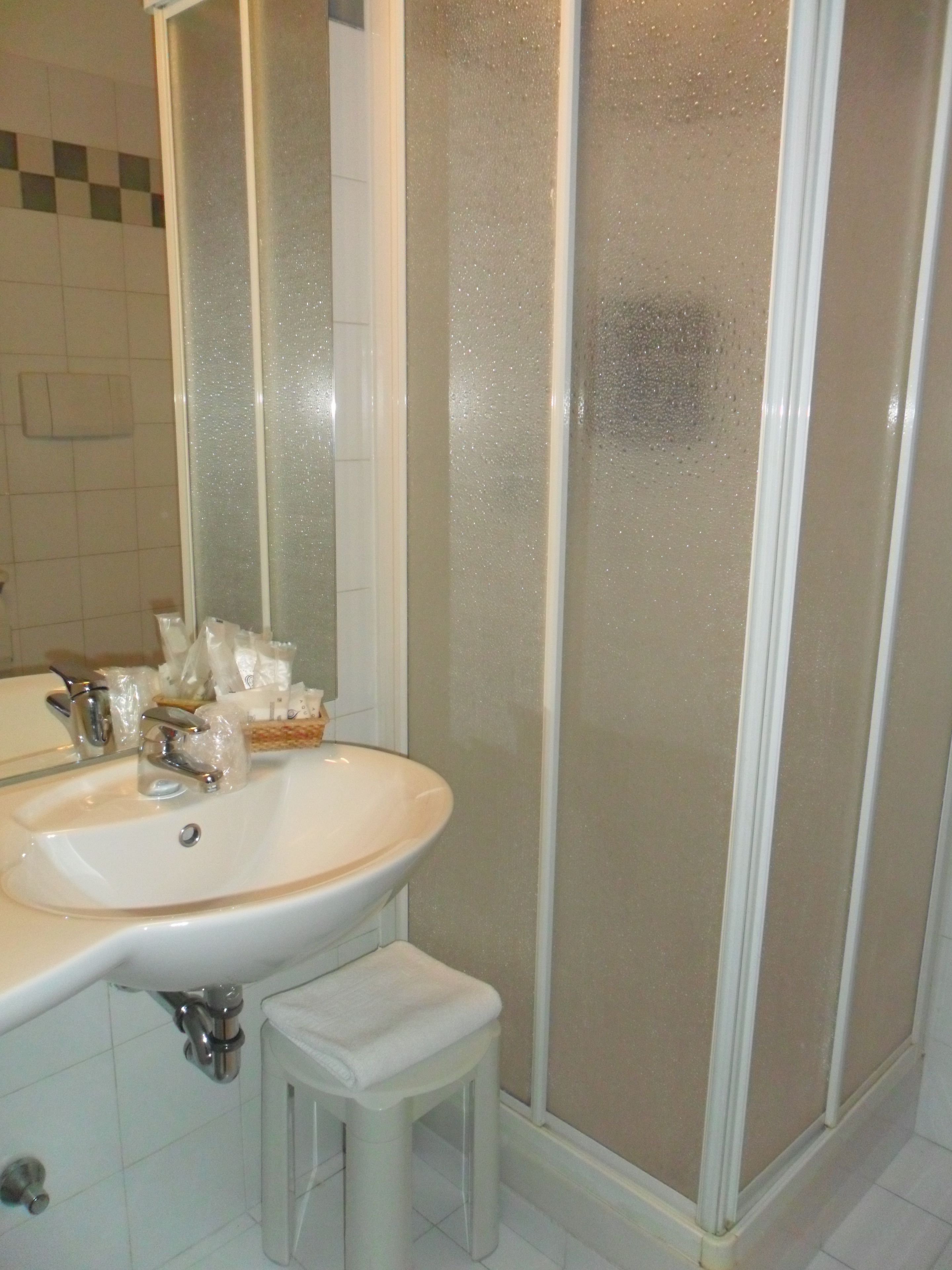 classic single room | bathroom | separate bathtub and shower, rainfall showerhead, free toiletries