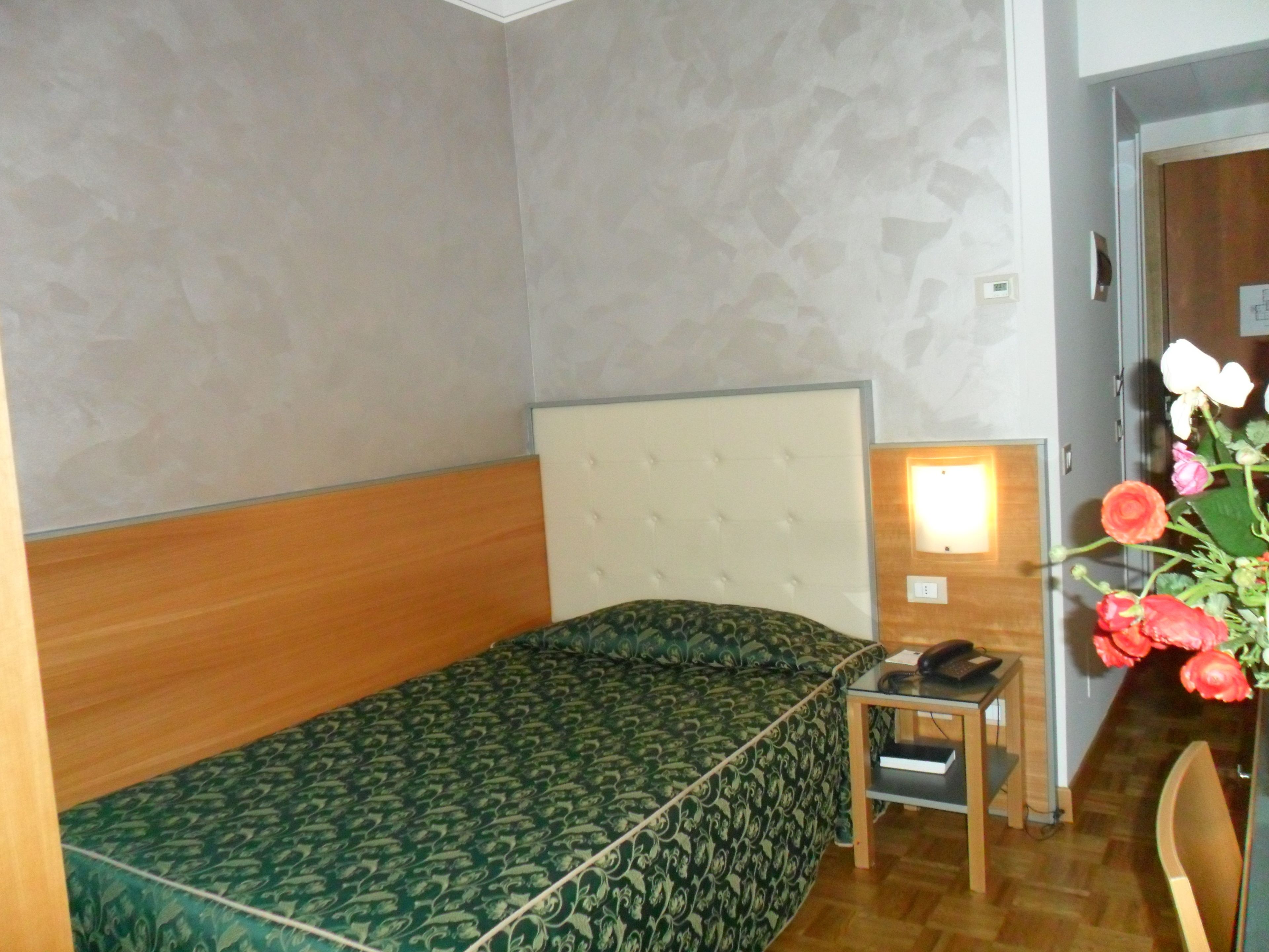 classic single room | minibar, in-room safe, desk, laptop workspace