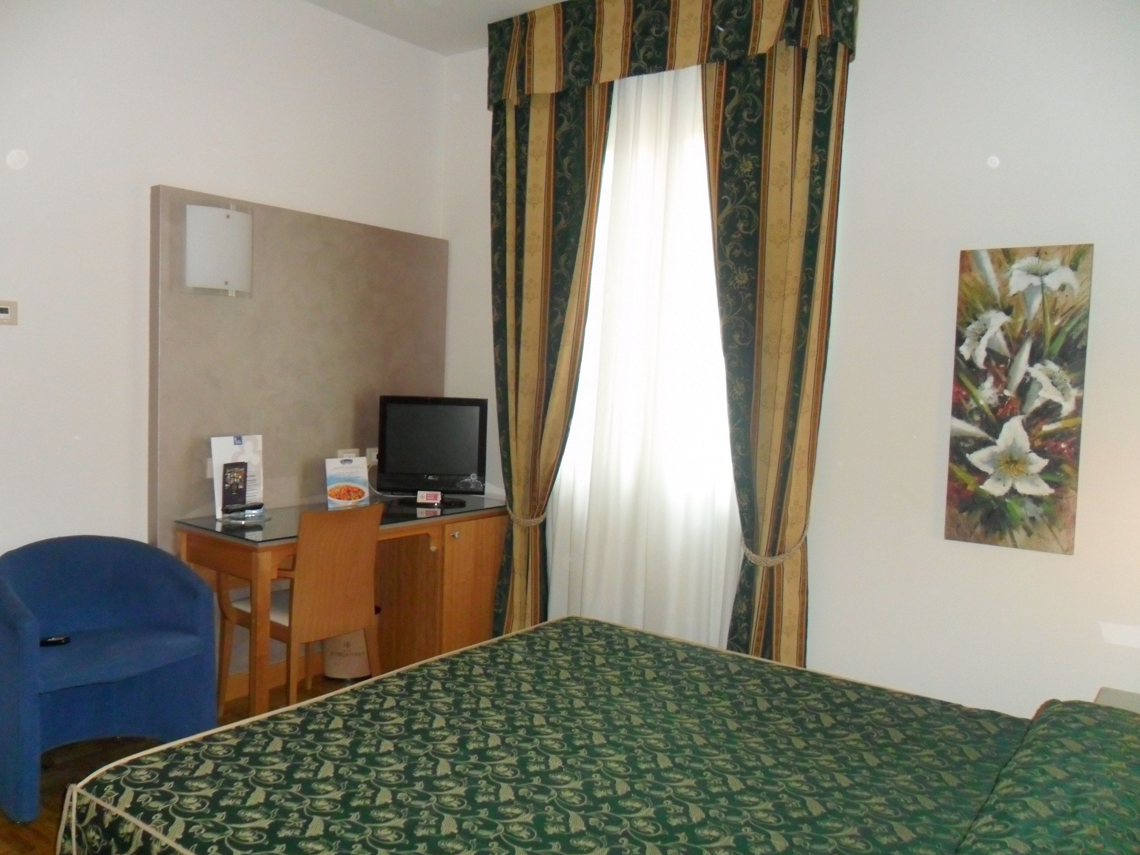 minibar, in-room safe, desk, laptop workspace