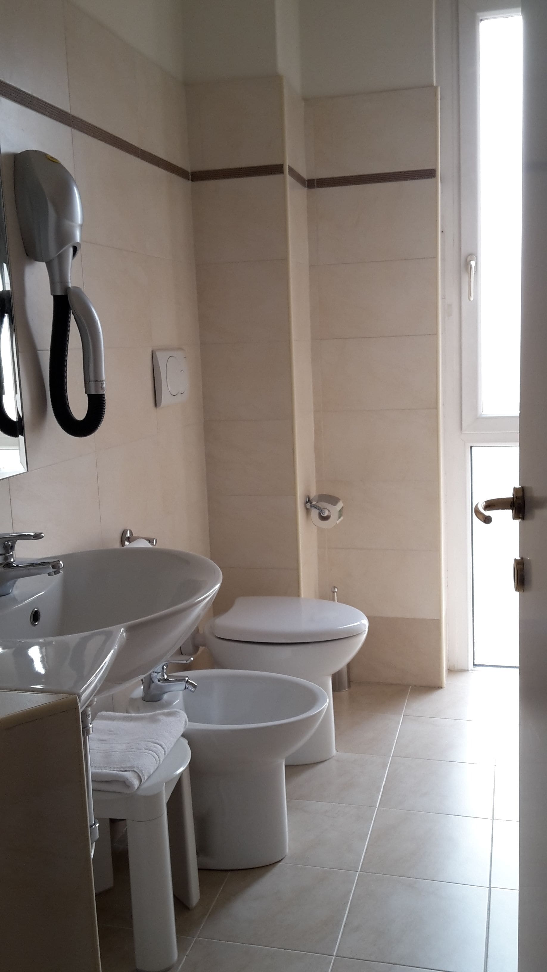 classic double room | bathroom | separate bathtub and shower, rainfall showerhead, free toiletries