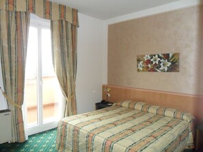 Minibar, in-room safe, desk, laptop workspace - Hotel Riviera (Segrate)