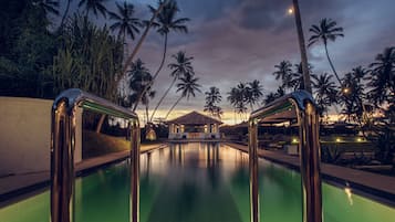 2 outdoor pools