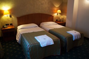 Classic Twin Room | Minibar, in-room safe, desk, blackout curtains - Hotel Visconti (Melzo)