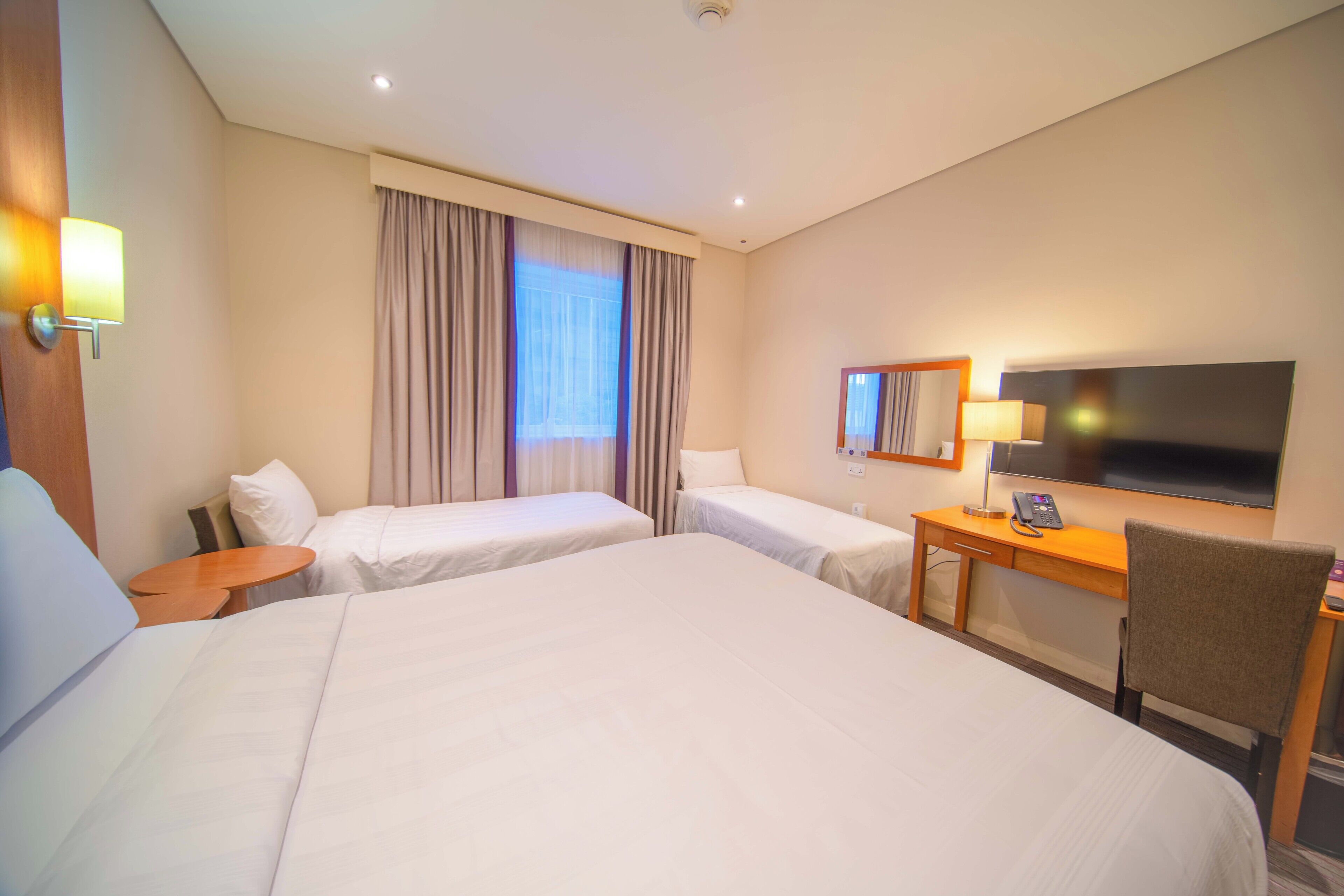 family room, non smoking | in-room safe, desk, soundproofing, free wifi