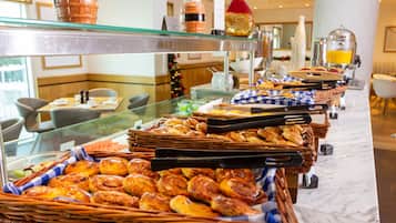 Desayuno inglés (AED 58 por persona)
