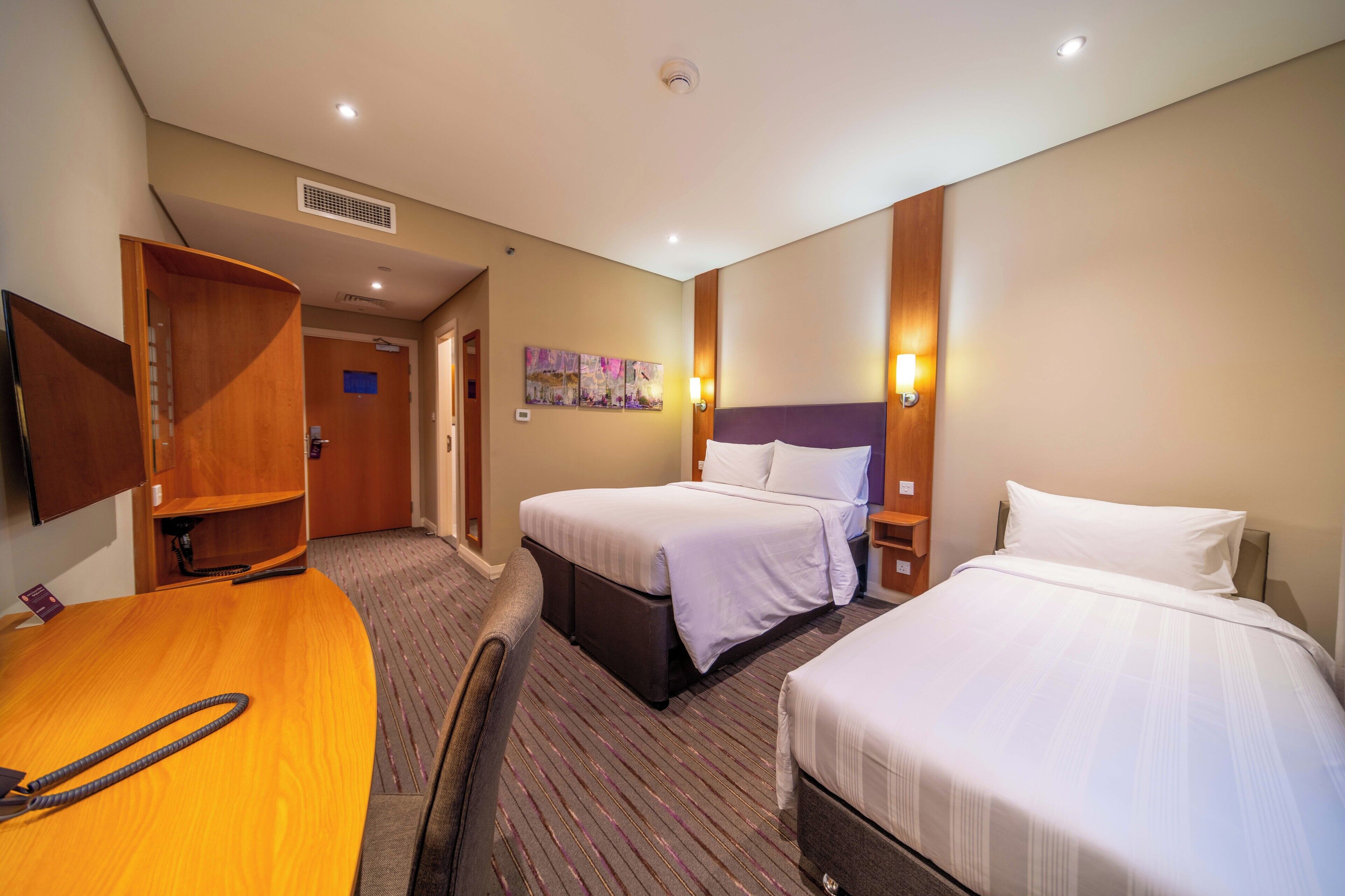 family room, non smoking | in-room safe, desk, soundproofing, free wifi