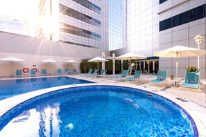 Outdoor pool, pool loungers - Premier Inn Abu Dhabi Capital Centre (Abu Dhabi)