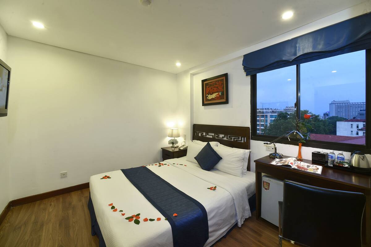 Superior Double Room | Minibar, in-room safe, desk, blackout drapes