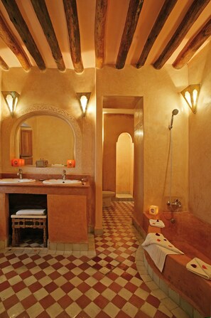 Chambre Double Standard, 1 très grand lit, baignoire | Salle de bain