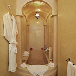 Standaard tweepersoonskamer, 1 kingsize bed, bad | Badkamer | Een bad/douchecombinatie, gratis toiletartikelen, een haardroger