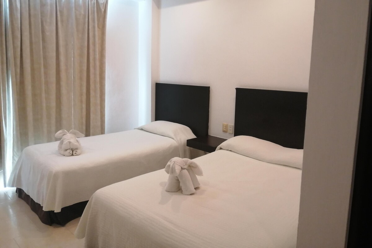 Ropa de cama de alta calidad, minibar, caja fuerte y escritorio