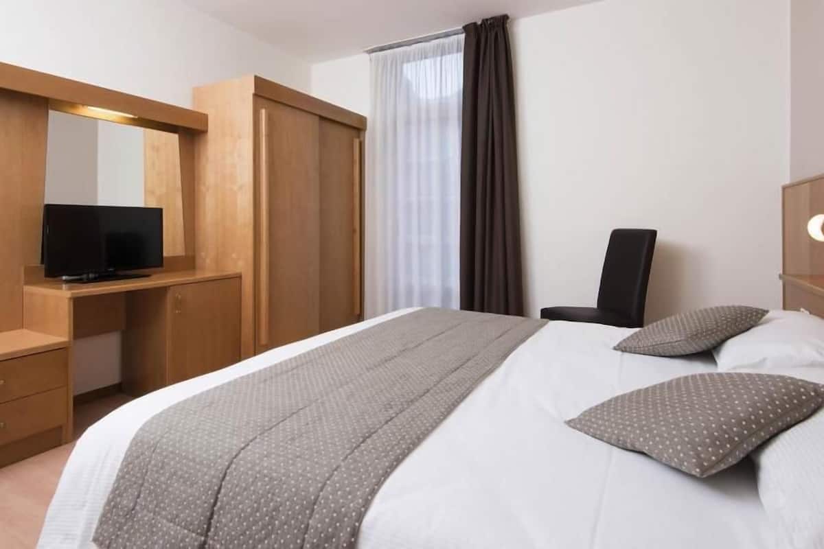 in-room safe, desk, cots/infant beds, rollaway beds