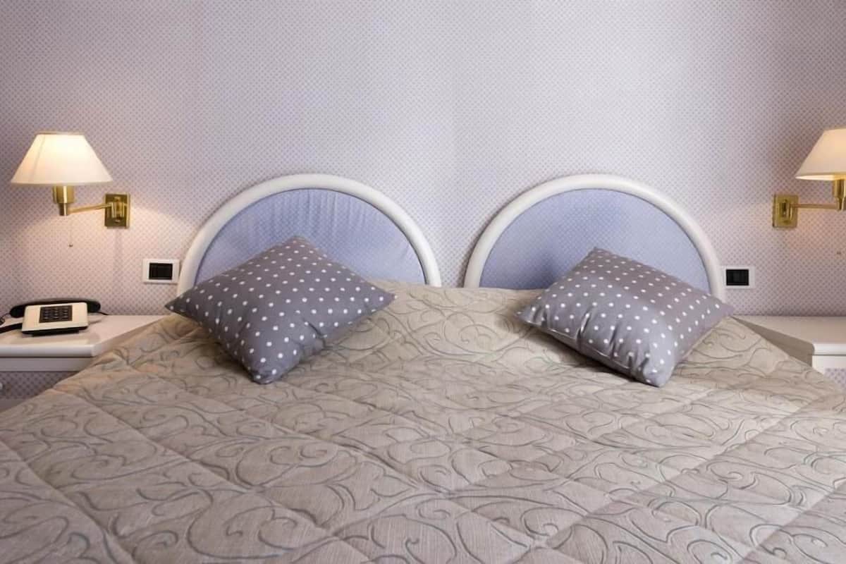 Habitación triple | Caja de seguridad en la habitación, escritorio, cunas y camas extra
