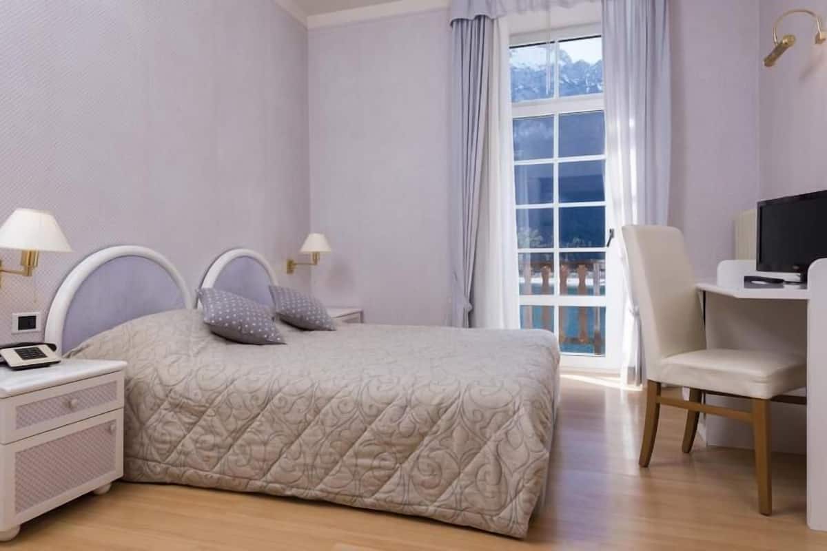 in-room safe, desk, cots/infant beds, rollaway beds