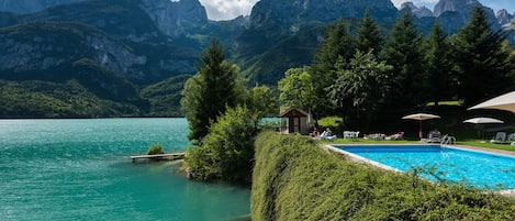 Piscina all'aperto, ombrelloni da piscina, lettini