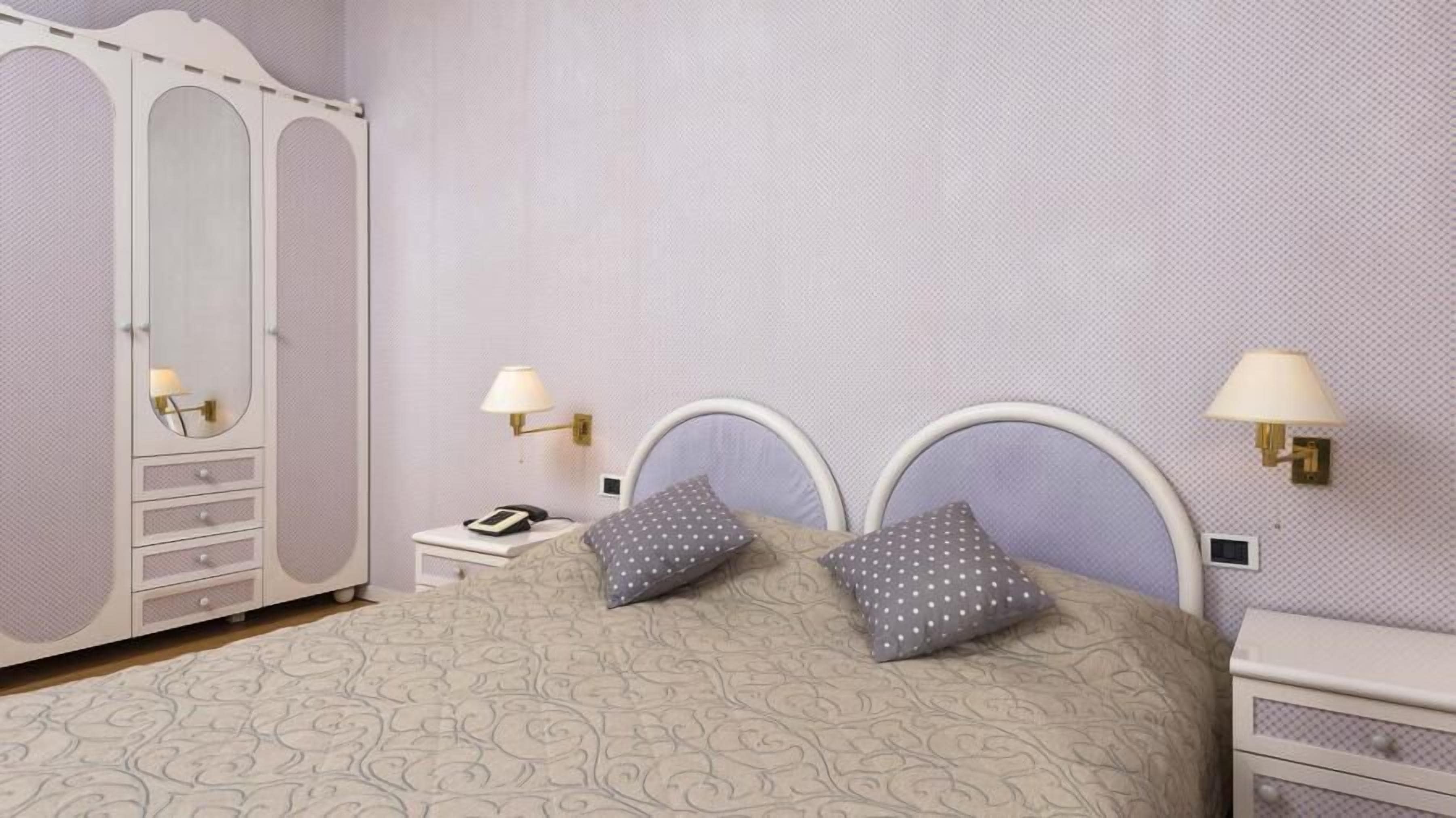 triple room | in-room safe, desk, cots/infant beds, rollaway beds