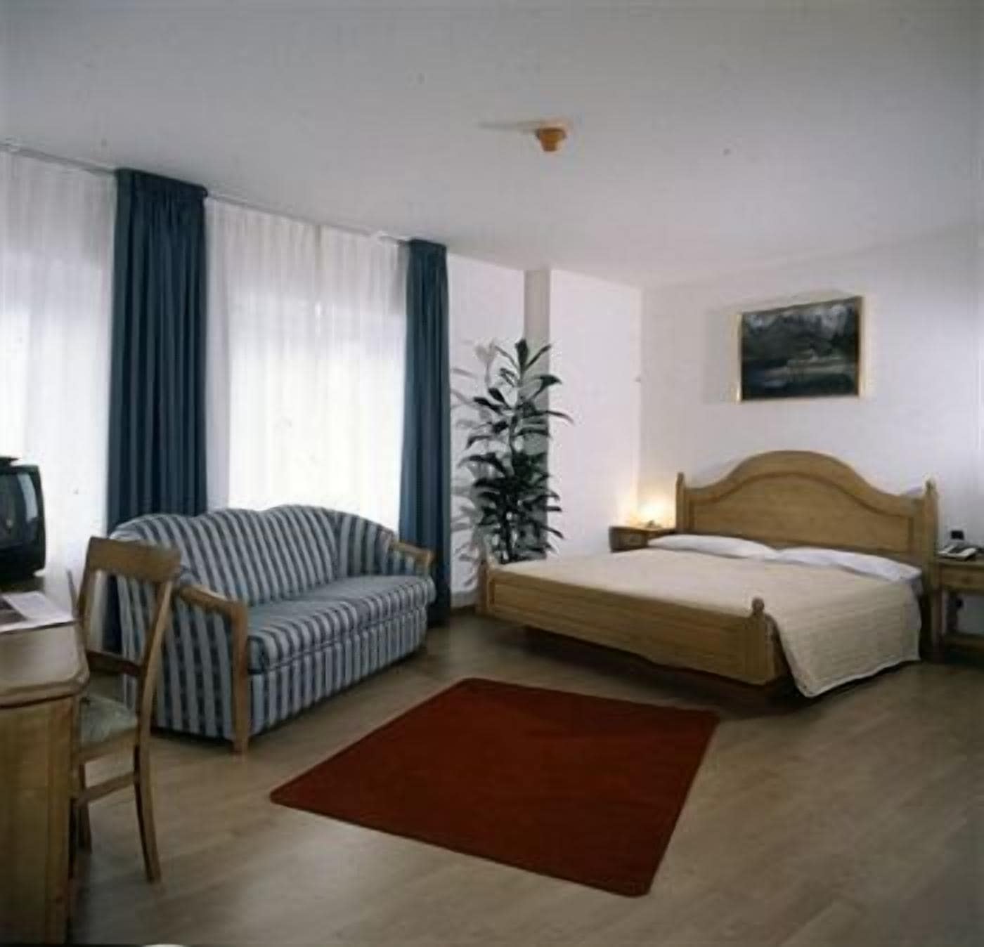 family room | in-room safe, desk, cots/infant beds, rollaway beds