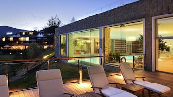 Piscine couverte, accÚs possible de 07 h 00 à 22 h 00, chaises longues