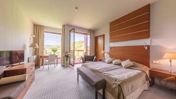 Hypo-allergenic bedding, minibar, in-room safe, individually decorated