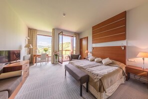 Hypo-allergenic bedding, minibar, in-room safe, individually decorated