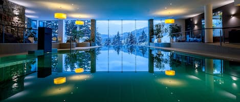 Innenpool, geöffnet von 07:00 Uhr bis 22:00 Uhr, Liegestühle