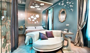 Une chambre à coucher moderne avec un lit aux lignes courbes, une table de chevet, un miroir et un luminaire décoratif au plafond.