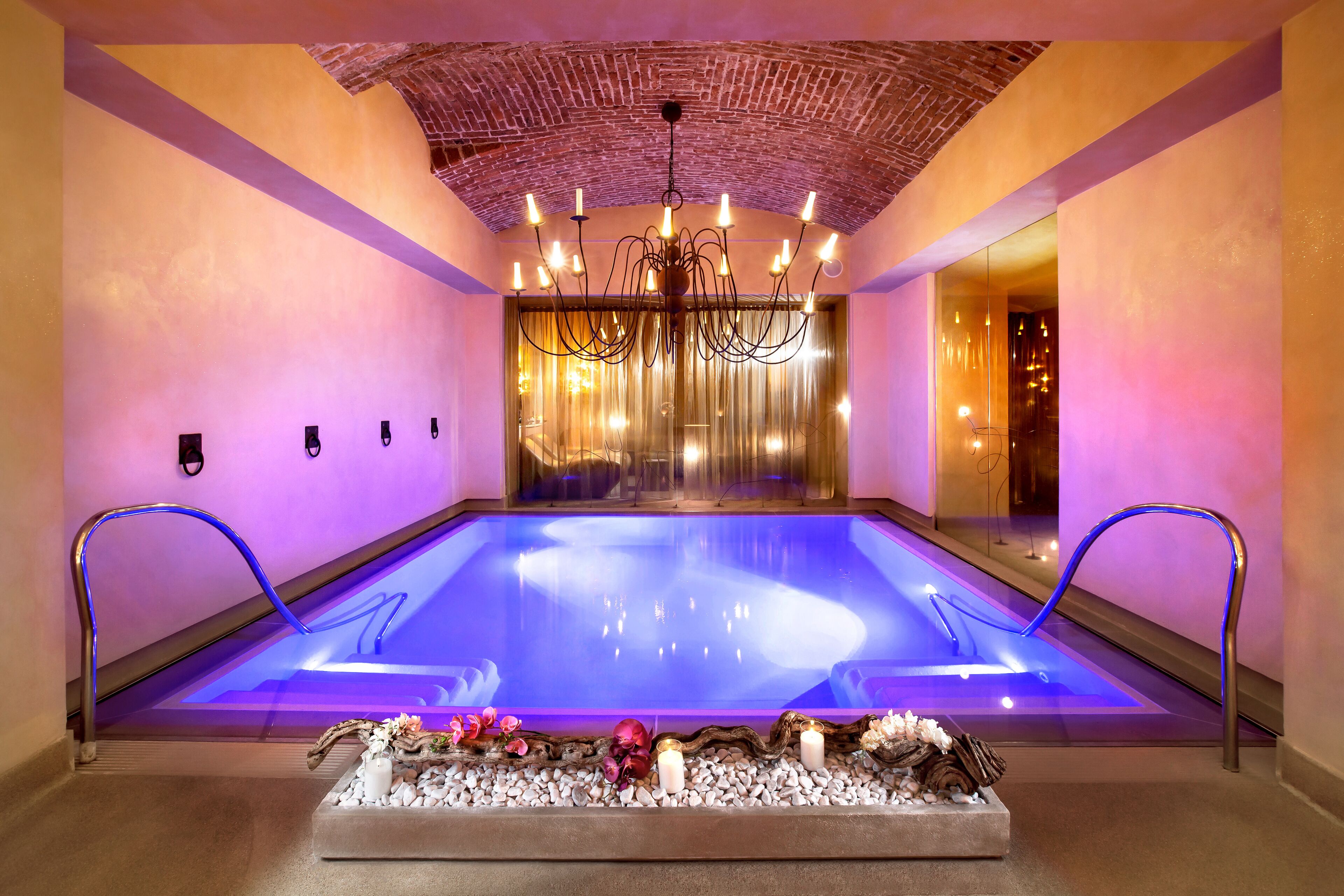 Salas de tratamiento para parejas, sauna y tina de hidromasaje 
