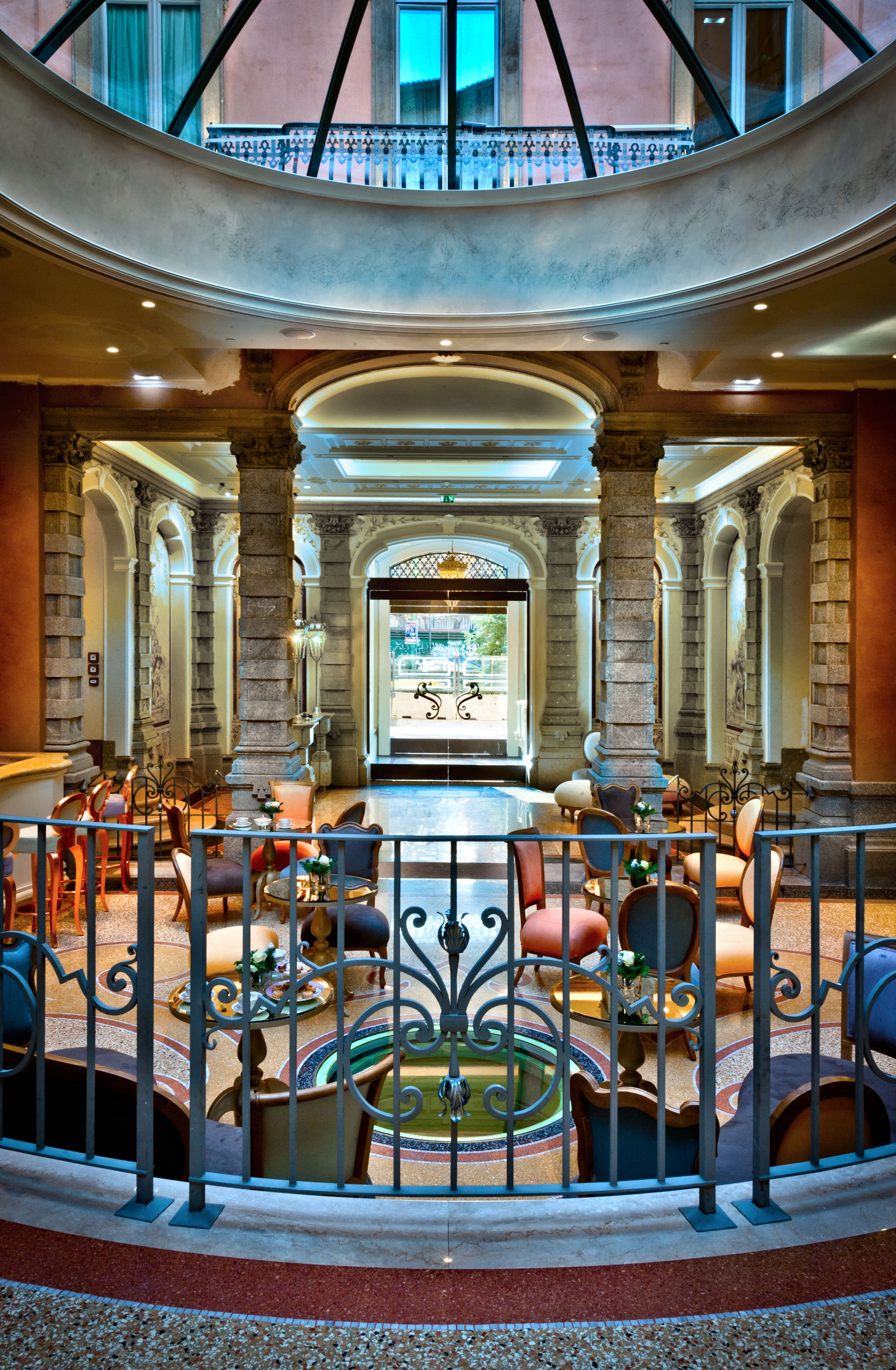 serves lunch and dinner