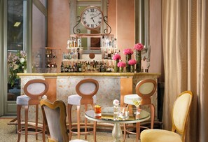 Serves lunch and dinner - Château Monfort (Milan)
