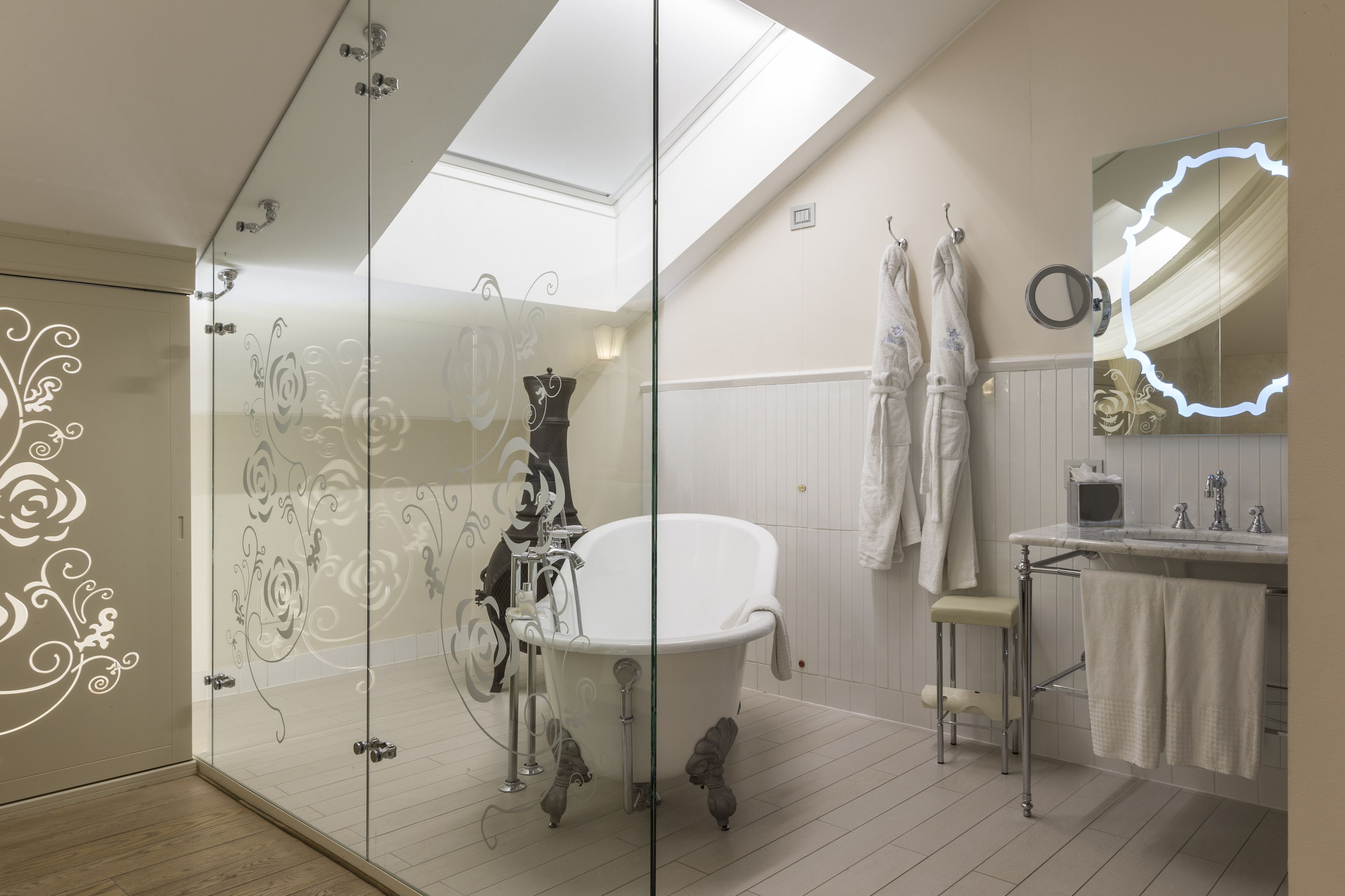 suite, 1 queen bed | deep-soaking bathtub