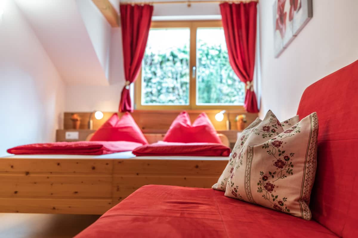 Kamar Double, pemandangan kebun | Meja kerja, tirai kedap cahaya, kedap suara, dan Wi-Fi gratis