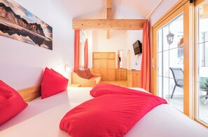 Chambre Familiale, balcon | Bureau, rideaux occultants, chambres insonorisées, Wi-Fi gratuit